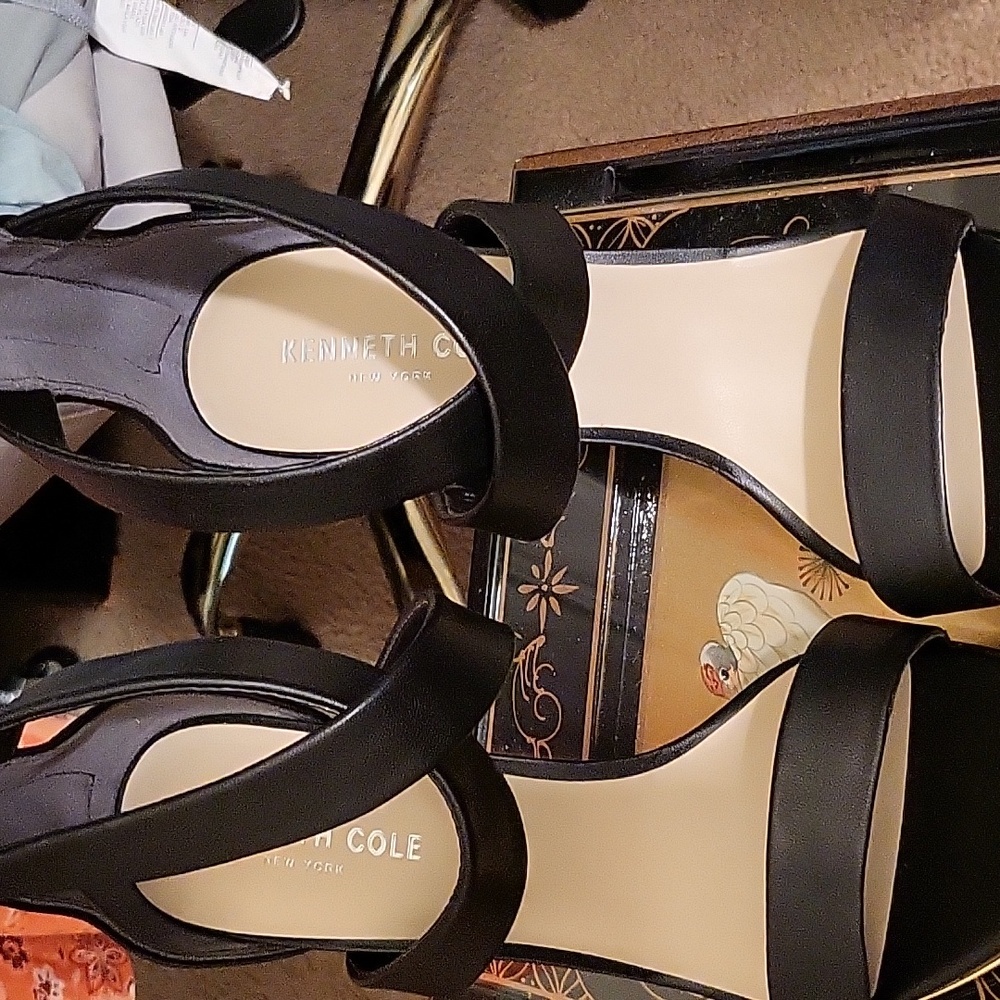 Kenneth Cole heel 4 inch heel. - Picture 6 of 6